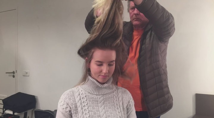 Haarstylist Christiaan in actie vlak voor de uitzending