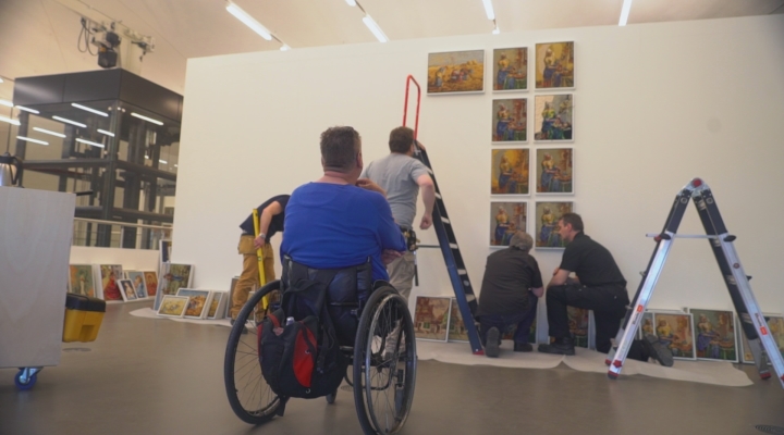 Rob Scholte bij de inrichting van zijn tentoonstelling Embroidery Show