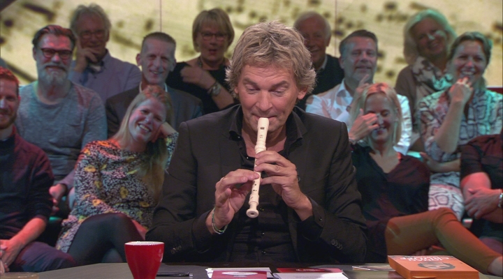 Marc-Marie en Matthijs proberen een blokfluit