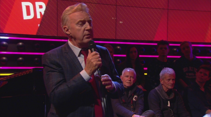 André van Duin zingt 'Het Dorp' van Wim Sonneveld