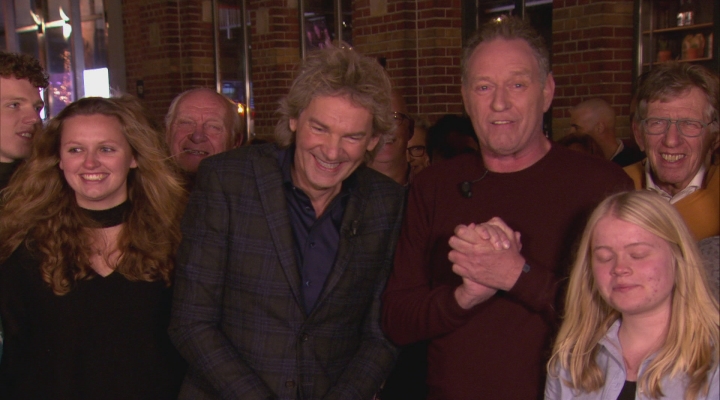 Piets weerbericht buiten bij de DWDD-studio