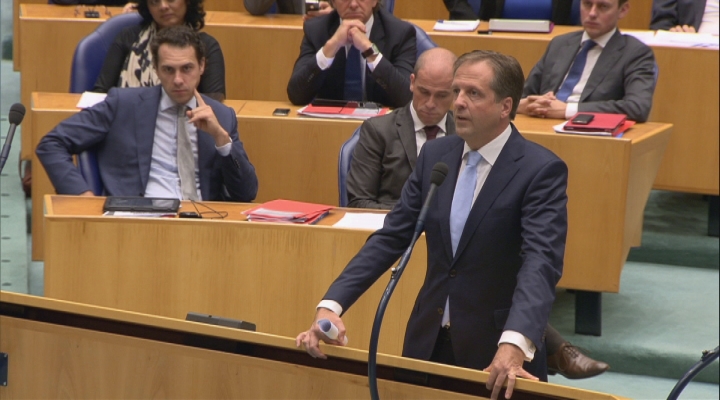 Wilders noemt Pechtold miezerig mannetje 