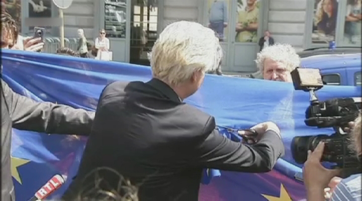De dag dat: Geert Wilders een ster uit de Europese vlag knipt